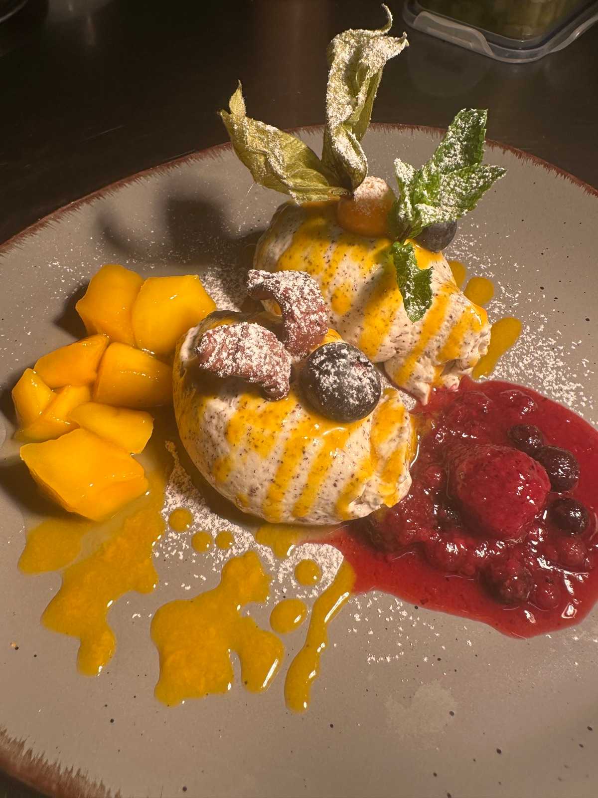 Mohn-Mascarpone-Mousse mit Beerensauce