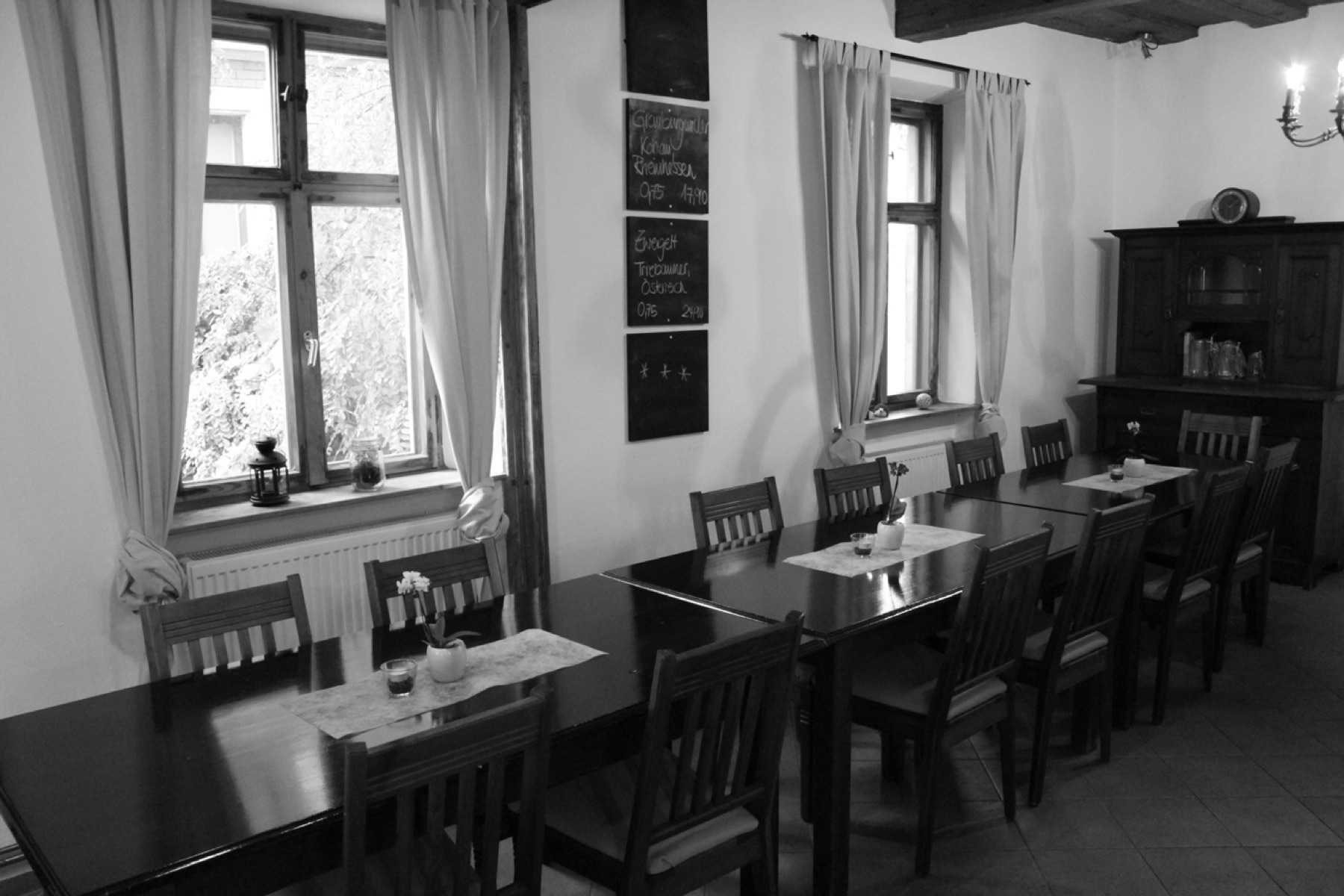 Die Gaststube in Schwarzweiß